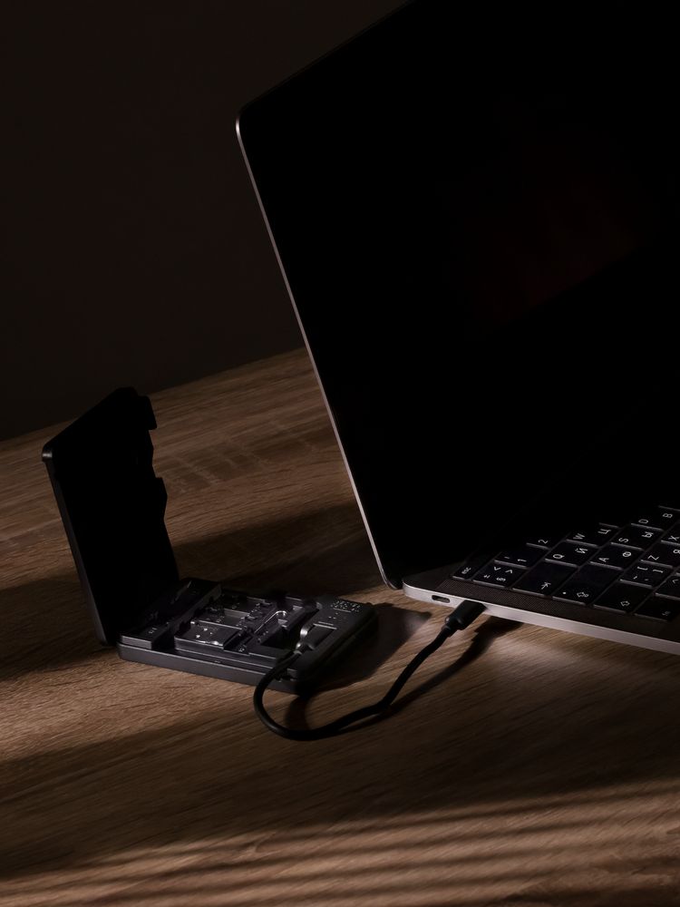 Органайзер для карт памяти и SIM с кардридером Multitask