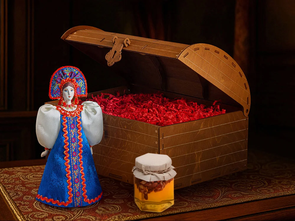 Подарочный набор: кукла фарфоровая, мёд с гецким орехом