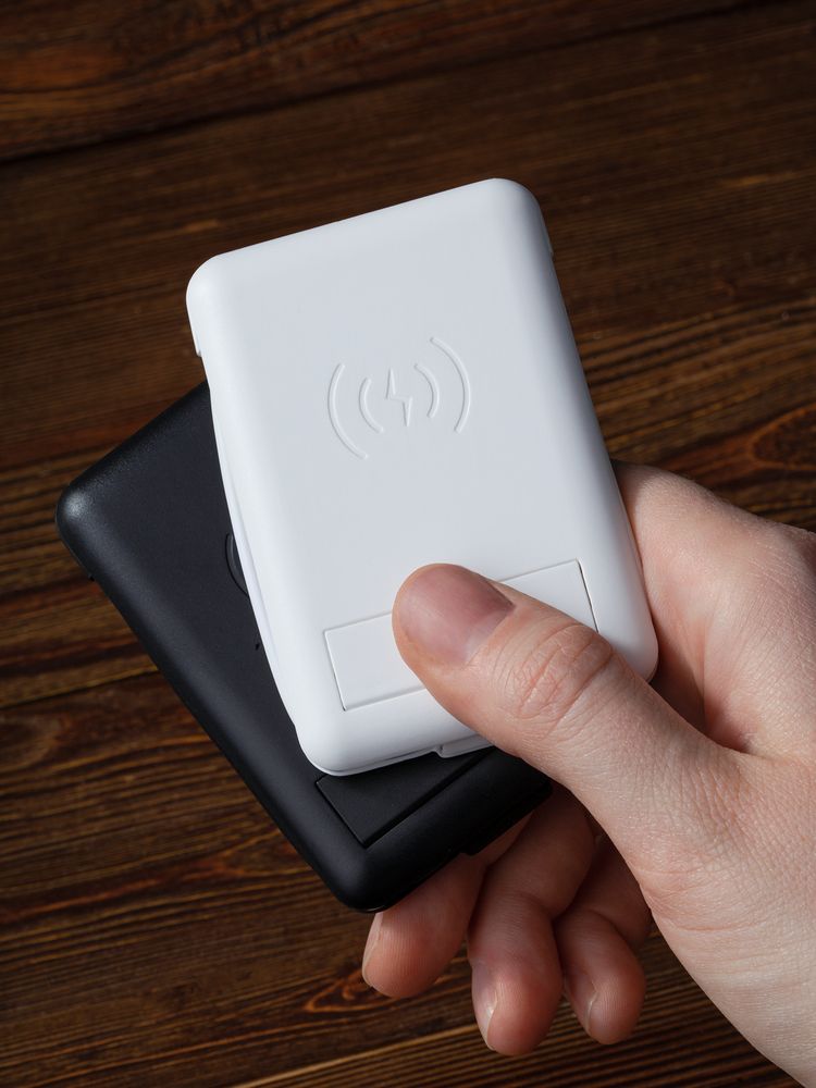 Органайзер с беспроводной зарядкой и набором адаптеров Octopod