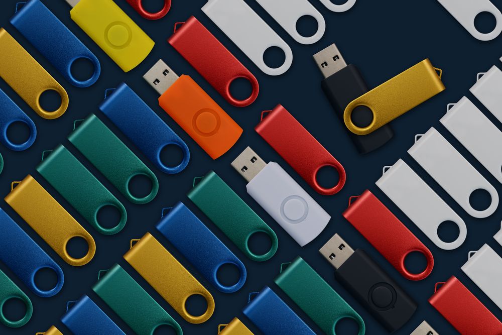 Флешка Twist Color, черная с синим