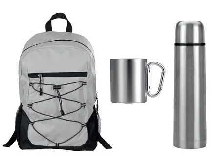 Набор туриста с термосом и кружкой в рюкзаке